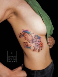 tatuaje de pez en acuarela