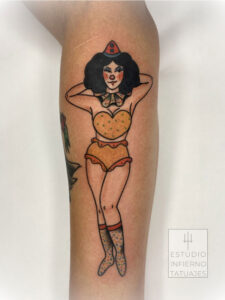 tatuaje-mujer-del-circo-tradicional-en-brazo