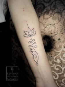 tatuaje unalome con flor de loto minimalista en antebrazo-01