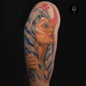 tatuaje en brazo dios ra egipcio