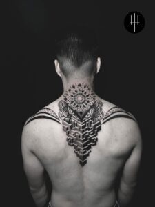 tatuaje mandala geometrico en espalda