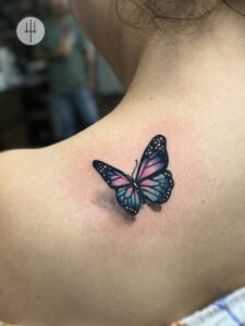 tatuaje mariposa a color en omoplato